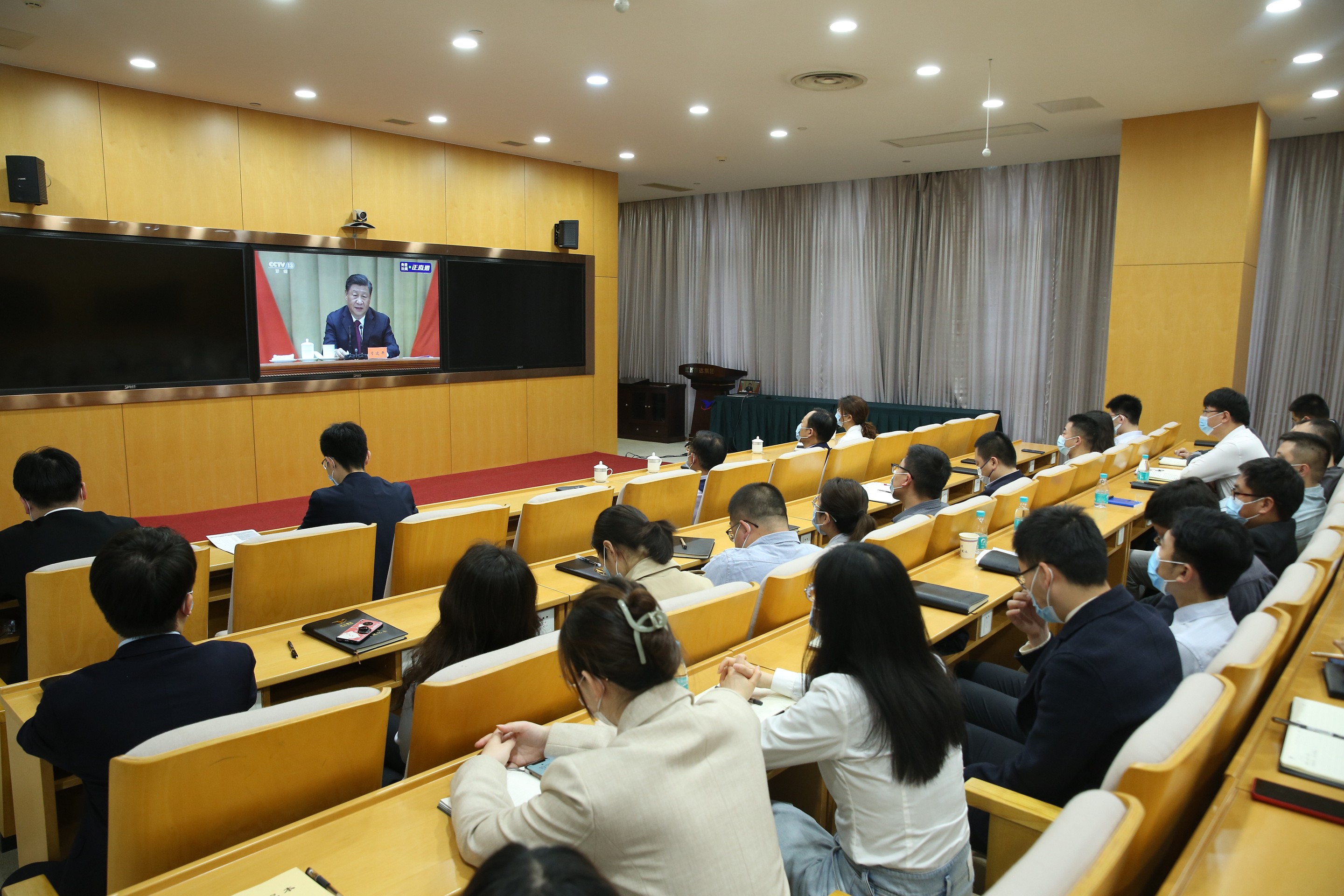 集團(tuán)組織觀看慶祝中國(guó)共產(chǎn)主義青年團(tuán)成立100周年大會(huì)_眸目壓縮.jpg